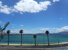 Vistas a 3 Países y 2 Continentes 1º linea de Playa a 5 minutos de Gibraltar, hotel in La Línea de la Concepción