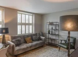 Nelson Crescent East : Modern one bedroom basement apartment in central location