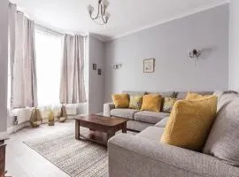 4 bedroom house, 2 Min Walk From Station