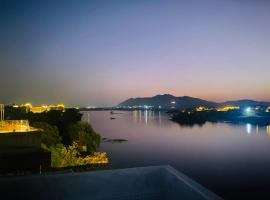 Vallabh Garh-with LAKE FACING Balcony, hotel in Udaipur