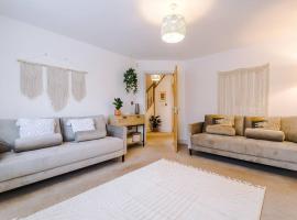 Luxurious Cosy 4BR Home Cheshire, hotel dengan parking di Saughall