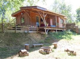 Cosy cabane, cheap hotel in Montbrun-Bocage