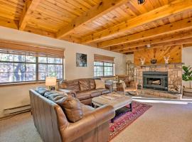 Family Cabin with Hot Tub, Walk to Ski Lift!, hotel em Angel Fire