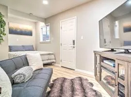 Adorable Studio Cottage Walkable to Town!