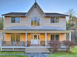 Private Home with Hot Tub Near Jay Peak Slopes, hotel in Montgomery Center