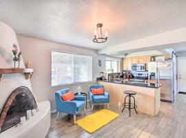 Vibrant, Colorful Tucson Abode w/ Pool & Hot Tub, מלון בטוסון