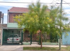 Departamento en Luis Guillon, hotel in Luis Guillón