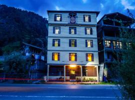 Staywise Shikharr inn manali, hotel v destinaci Banethi