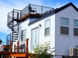 NEW Nook Tiny Home with Deck Firepit Skylights, hotel in Apple Valley