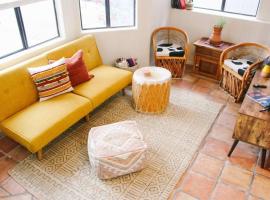 Charming Southwest Studio Blocks to Dntwn Tempe (A), holiday rental in Tempe