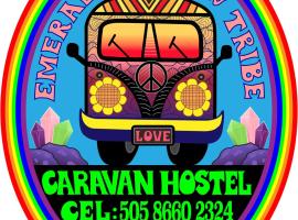 Rainbow Caravan Hostel, hostel em Las Pilas