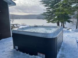 Chalet le Huard directement au bord du lac, hotel in Saint Zenon