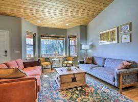 Cozy Carbondale Escape with Deck and Grill!, hotel in Carbondale