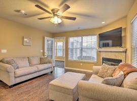 Sunroom and Golf Course View Cozy Branson Condo!, hotel in Branson