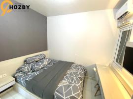 Hozby Suites Aeropolis Premier, hotel in Teko