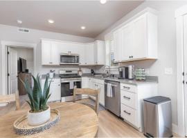 Charming 3-bedroom in vibrant new neighborhood, casa rústica em Billings