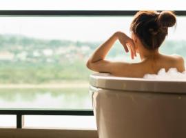 Chiangkhong Teak Garden Riverfront Onsen Hotel- SHA Extra Plus, hotel s jacuzzi v destinaci Chiang Khong