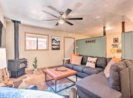 Near Hiking and Main St! Mtn-View Red River Retreat, hotel a Red River