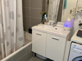 PRIVATE ROOM, Shared bathroom in a 3 bed room appartment, хотел в Сен-Жени-Пуйи