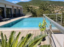Villa neuve avec grande piscine chauffée vue mer, hotel in Conca