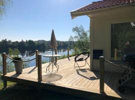 Cottage by the river, hotel em Avesta