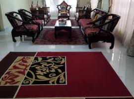 Balqis Homestay Syariah I Pasar Aur Kuning، فندق في بوكيتينجى