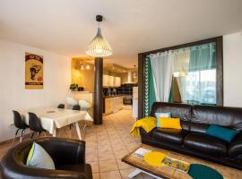Appartement confortable rénové proche centre-ville, cheap hotel in Chambéry