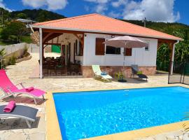 Villa Sohalia climatisée, piscine et jardin à 5mn de la plage, hytte i Le Diamant