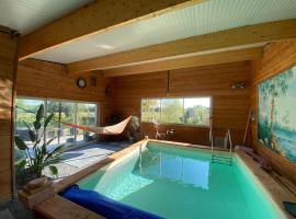 Maison avec piscine intérieure chauffée,sauna, et billard, hotel a Bretteville-sur-Ay
