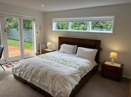 The perfect getaway for two in a large suite, hospedagem domiciliar em Whanganui