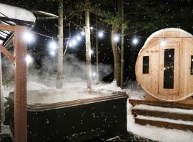Winter Escape Waterfront Cottage Hottub&sauna!，格雷文赫斯特的飯店
