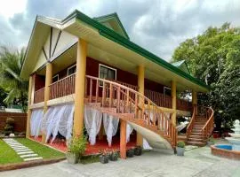 La Famille Guesthouse Pundaquit Mountain view and walking distance to beach
