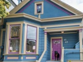 Sunny Victorian with Stunning View and Wraparound Deck, feriebolig i San Francisco