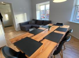 Central Ground Floor Apartment with Parking, Strandhaus in Aarhus