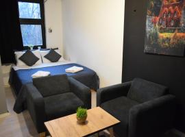 M - Square Private Rooms, hotel en Skopie