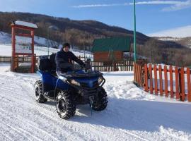 Ethno village & resort Ćorić, hotel em Mojkovac