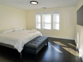 Modern Two Bedroom Condo - Boston, cheap hotel in Stoneham