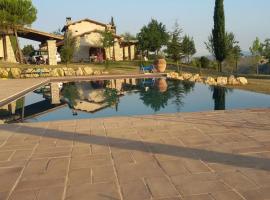 Country House Pacifici, Villa con piscina privata, hotel i Calvi dellʼ Umbria