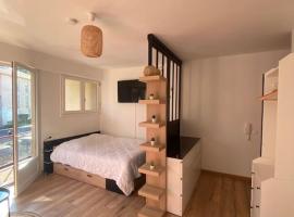 Studio moderne et cosy avec balcon et parking, kuća za odmor ili apartman u gradu 'Périgueux'