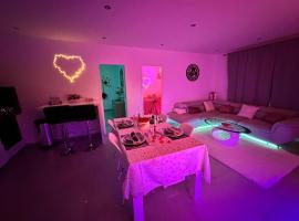 Jacuzzi Appartement love room, hotell med parkering i Freneuse