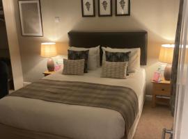 Oak Tree Lodge & Holiday Parking, bed and breakfast en Burstow