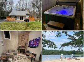 Modern Home near Lake w HotTub, Game Room, Fireplace: Albrightsville şehrinde bir plaj oteli