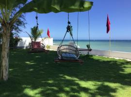 BambooBeachVilla1 AC New OCEANFRONT POOL sunsetview garden kitchen SATELLITE STARLINK WI-FI، فندق مناسب لذوي الاحتياجات الخاصة في Dimiao