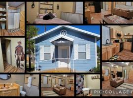 Texas Blue Apple Cottage, hotel with parking in Medina