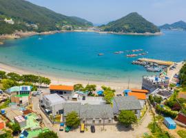 Seolli Resort Pension, holiday home in Namhae