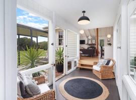 White Shell Cottage - Woodfire & Beachfront, hotelli kohteessa Falmouth