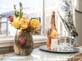 Charming Garden Cottage- steps to historic Old Town Half Moon Bay, h&ocirc;tel acceptant les animaux domestiques &agrave; Half Moon Bay