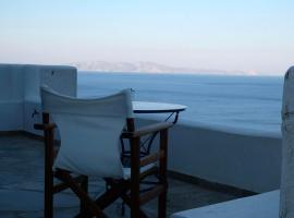 Beach House in Tinos island, hotel-fazenda em Kardhianí