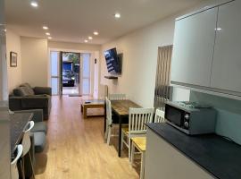 Corporate Large Modern 4 to 5 Bedroom House, hotel in Bishops Stortford