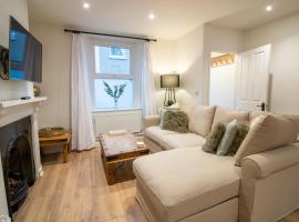 Stylish and Modern Town Centre End-of Terrace Home, hotel v destinaci Newton Abbot